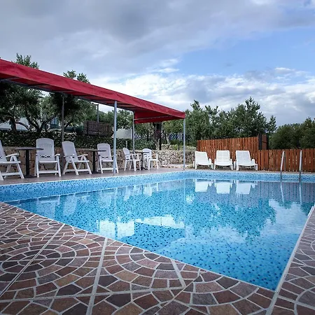 Camp Kopito * 흐바르